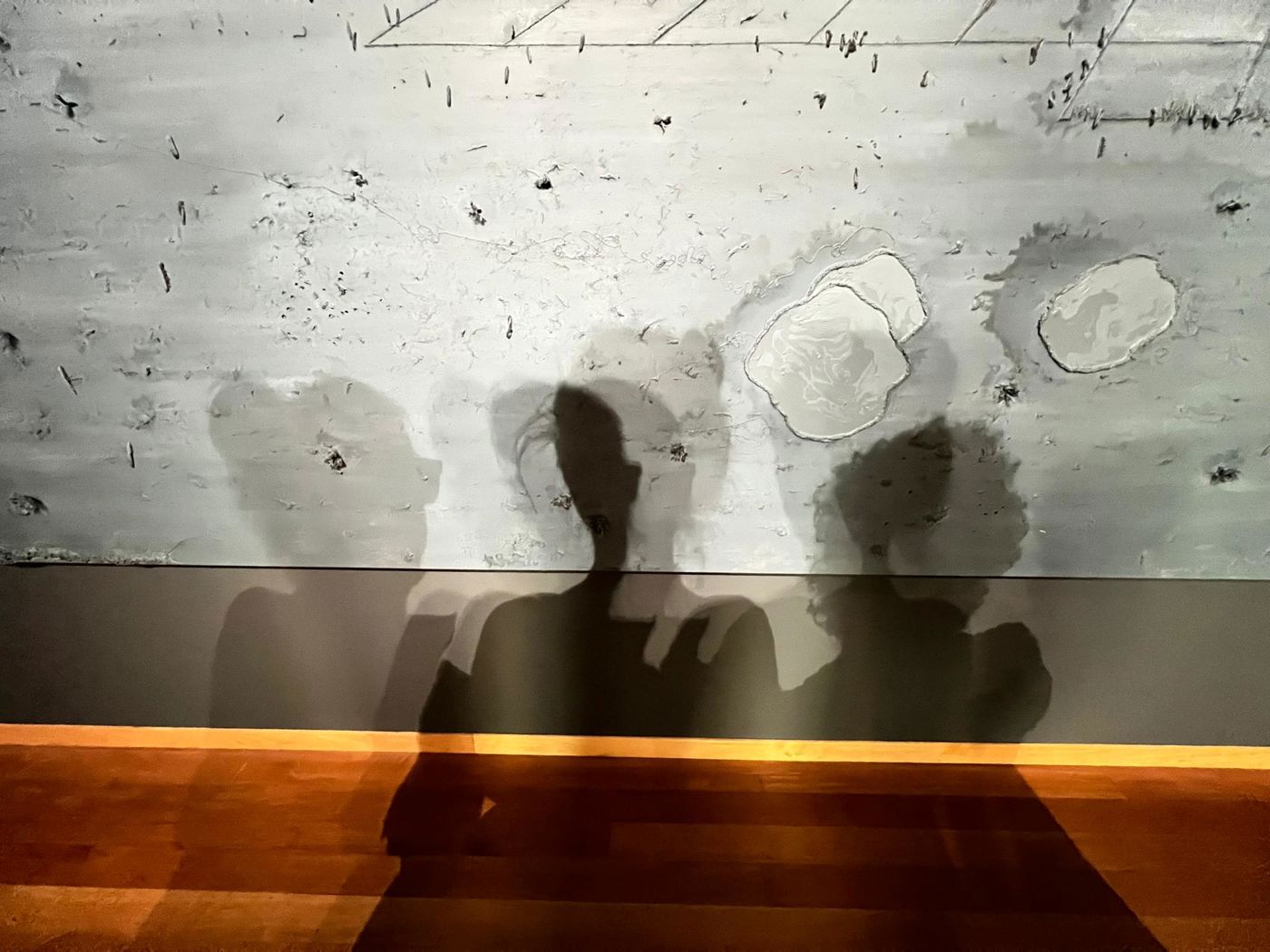 Piep, Inge en Liesbeth (en een schilderij van Michael Raedecker).JPG